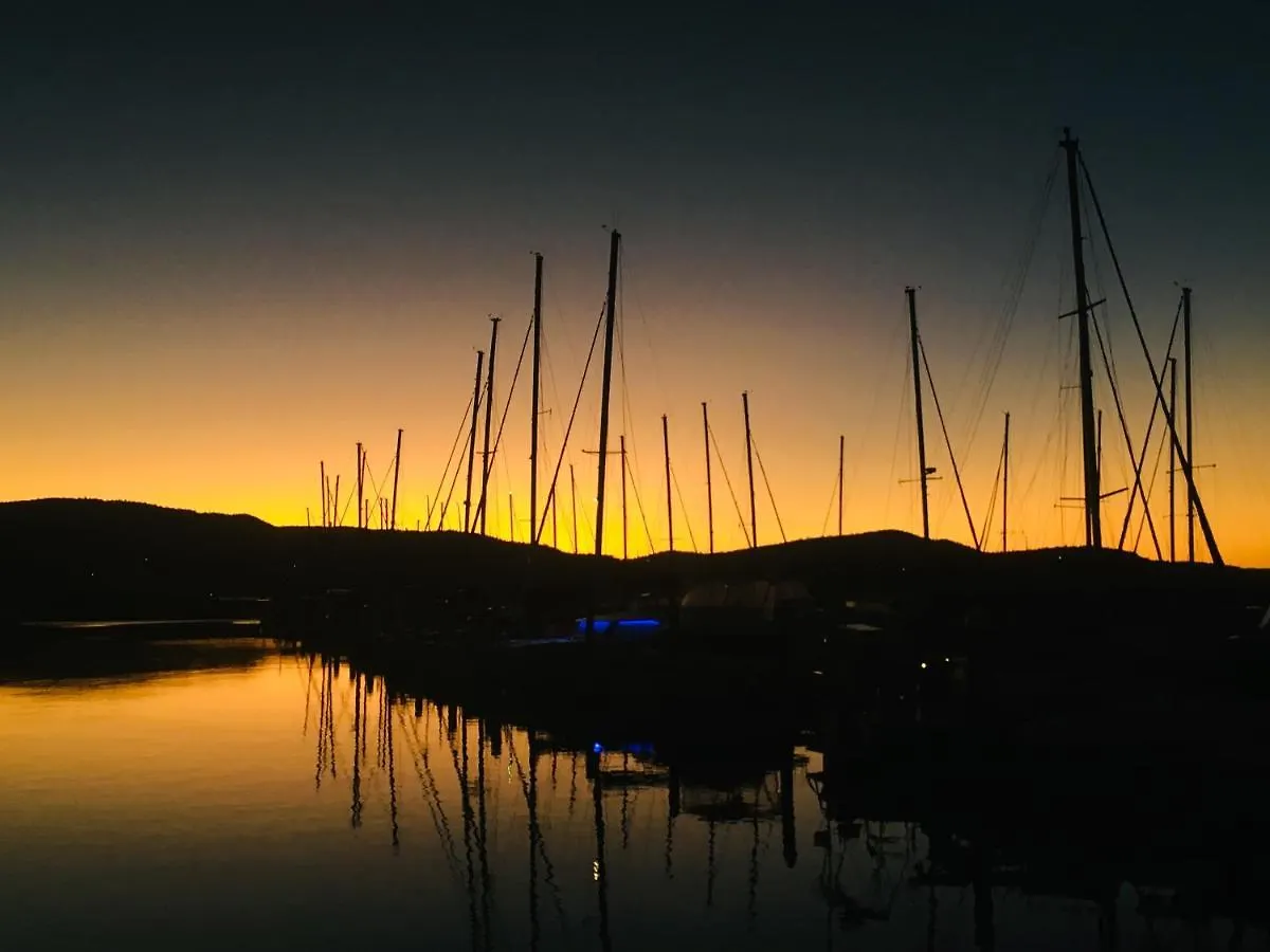 Hostel Backpackers By The Bay Airlie Beach Australia